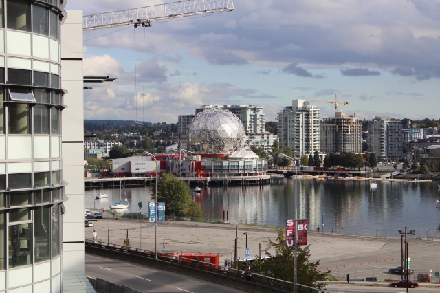 Nosso apartamento ficava do lado do BC Place e tinha vista para o Vancouver Science World.